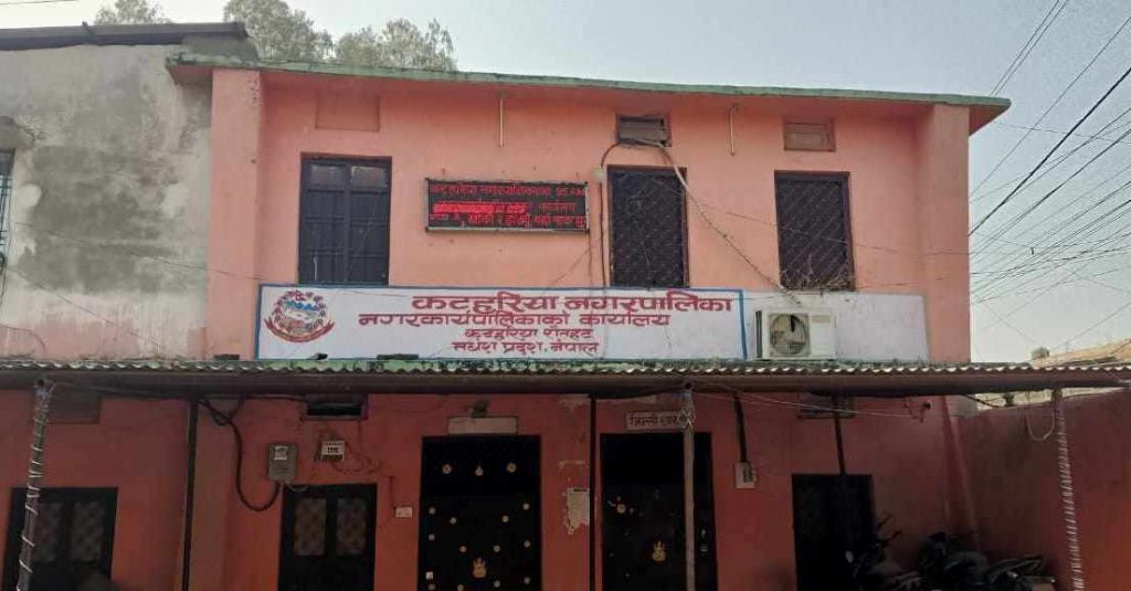 रौतहटको कटहरिया नगरपालिकाका सबै वडामा तालाबन्दी,सेवाग्राही मर्कामा