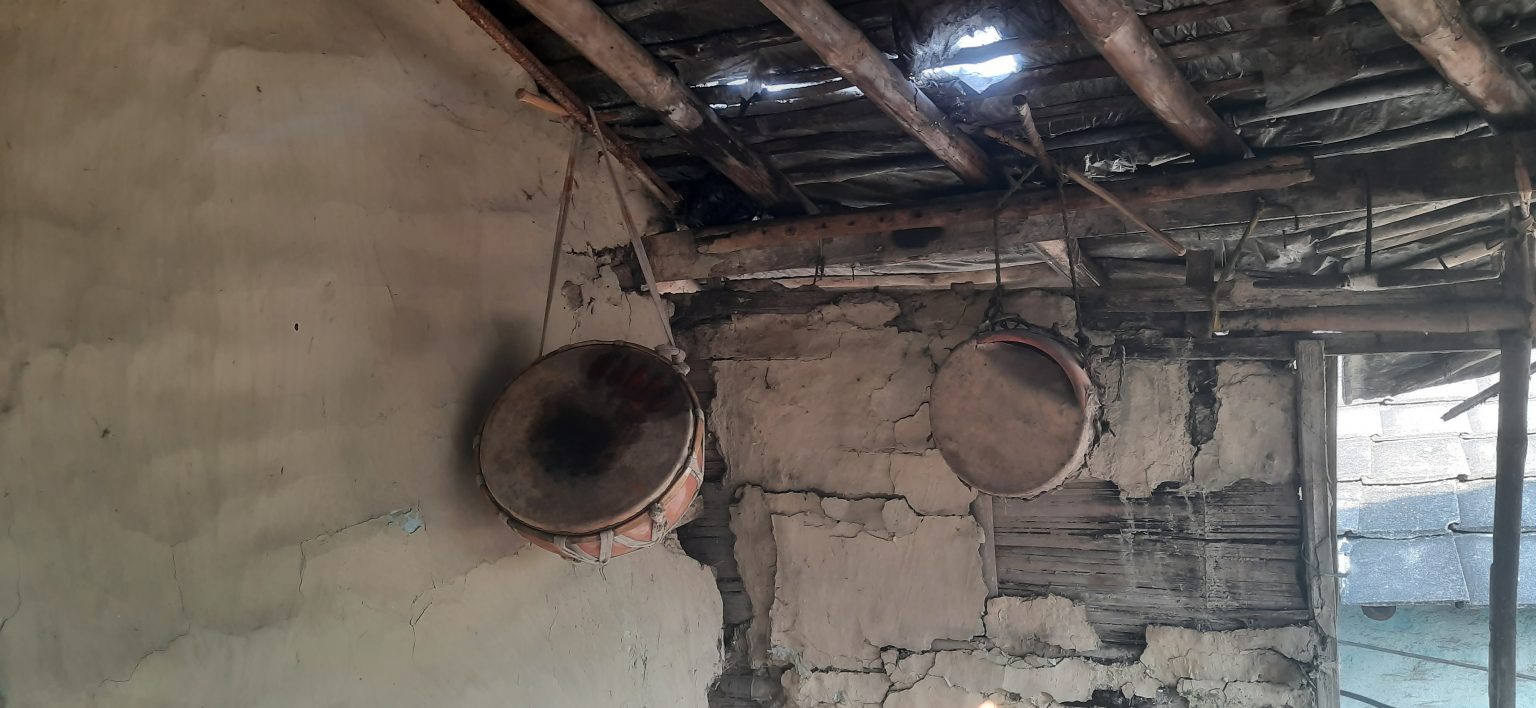 मधेशमा दसैँभरि गुञ्जिने ‘डिग्री ढोल’ सङ्कटमा: संरक्षण र सम्मानको पर्खाइमा पुर्ख्यौली बाजा